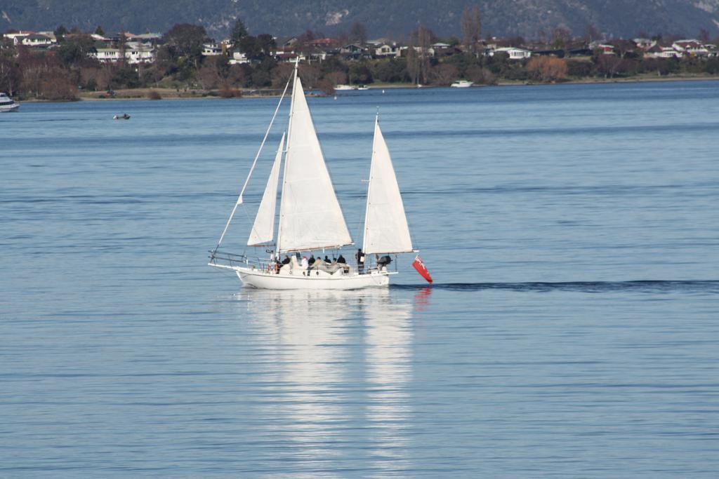 Twin Peaks Lakeside Inn Lago Lago Taupo Exterior foto